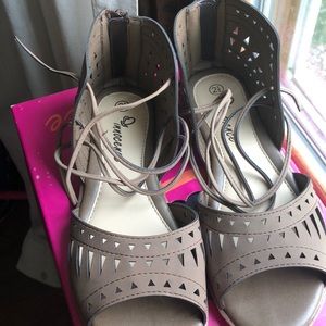 Misses 2.5 Taupe strappy sandals
